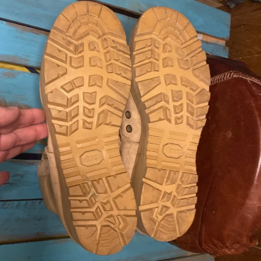 Wellco tan desert combat boots Vibram soles size 9.5 XW